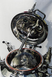 Flüssigkeitsbehälter mit geöffnetem Deckel und Rührwerk