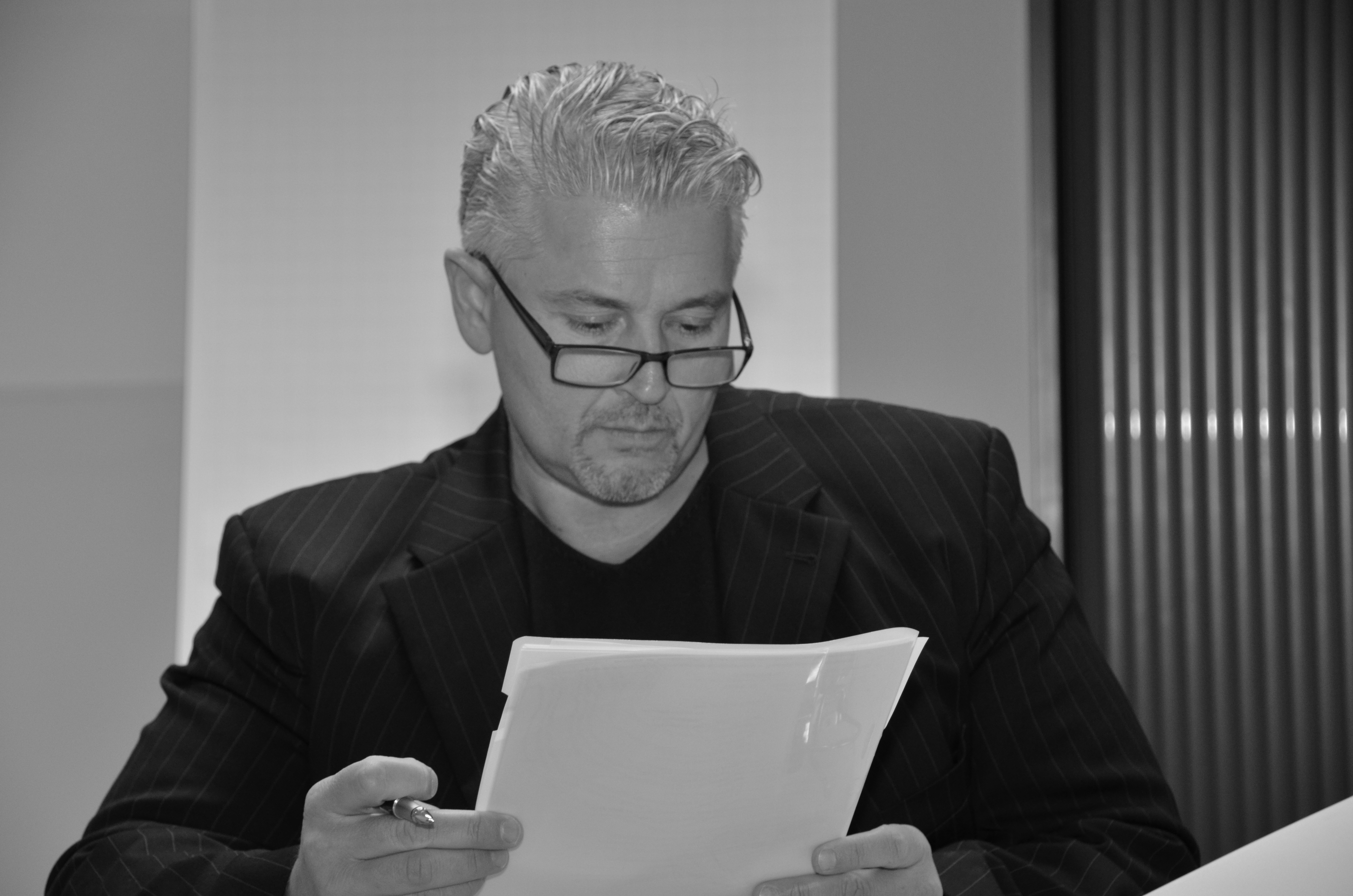 Giuseppe Del Cioppo bei der Durchsicht von Unterlagen